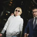 Glumica koja je htela da otvori vrata u avionu, iza sebe ima teške muke: Počela je da pije u detinjstvu, sahranila prvu…