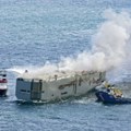 Spasilačke ekipe se spremaju da odvuku teretni brod koji danima gori u Severnom moru