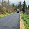 Novi asfalt u obrenovačkim naseljima: Mašine i majstori rade punom parom