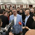 Vučić i Šapić u Sava Centru: Družili se sa mladima na koktelu (video)