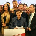 Ko je crnokosa koja je sinoć stajala pored Ane Brnabić: Njen osmeh i Gucci šal pola Srbije je primetilo