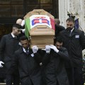 Bolna scena, udovica i sin ljube kovčeg Na sahrani u Torinu prisustvovale brojne kraljevske porodice (foto)