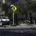 Udario džipom u autobusku stanicu: Dete umrlo na licu mesta, vozač u bolnici nakon udesa u San Francisku