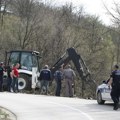 (Foto) bager opet u Banjskom polju: Raskopava divlju deponiju na starom putu, policija blokirala prilaz (video)