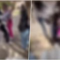 Uznemirujući snimak: Devojčice se potukle u centru grada, u pozadini se čuje smeh vršnjaka (video)
