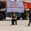 (FOTO) Prosidba na pisti niškog aerodroma: Policajka Aleksandra rekla da vatrogascu Petru