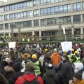 Studenti pristižu na Mostarsku petlju, saobraćaj na auto-putu obustavljen (VIDEO)