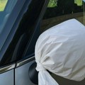 Sve više vozača stavlja plastične kese na retrovizore - postoji dobar razlog za to