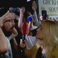 (VIDEO) Ekipa informera izviždana ispred Pravnog, veterani je ispratili