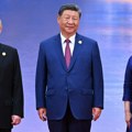 Snažan stisak ruke: Pogledajte kako je izgledao susret Si Đinpinga i Putina na svečanoj ceremoniji u Kini