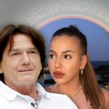 Čolina ćerka u tanga tigrastom bikiniju na surf dasci: Zadnjicu okrenula ka kameri, a dečko je ne ispušta iz vidika: Slika sa…