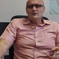 Odbornik SNS Boban Ilić vularno vređao studente za skupštinskom govornicom, nije dobio čak ni opomenu predsednika Skupštine…