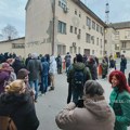 Protest ispred Doma učenika u Zrenjaninu: počela osma nedelja, vaspitačica Sanja privremeno vraćena na posao! Dom učenika u…
