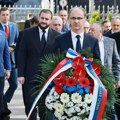 Premijer Macut i članovi Vlade položili venac na mestu atentata na Zorana Đinđića: Grupa ministara odala poštu