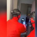 (Video) Ovako je izgledala policijska akcija na Zvezdari: Otkrivene dve laboratorije za proizvodnju marihuane, uhapšena jedna…