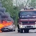 Zapalio se automobil na starom putu Niš-Leskovac (video)