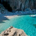 Turistkinja na Sardiji privedena i kažnjena jer je htela da ponese kući pesak i školjke: Kad su videli koliko je toga stavila…