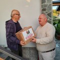 Prvi čovek Leskovca delio pakete penzionerima