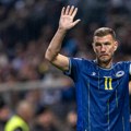 Sve je stalo zbog Edina Džeka: Špalir, ovacije i prekid meča za oproštaj legende