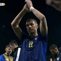 Sve je stalo zbog Edina Džeka: Špalir, ovacije i prekid meča za oproštaj legende