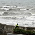 Тајван на удару најјачег ветра у својој историји, таласи преко седам метара