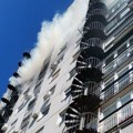 Požar u Beogradu: Gori stan u višespratnici na Novom Beogradu, vatrogasci doneli i lestve