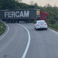 Jeziv prizor sa mesta snažnog udesa kod Topole: Vozač se zakucao u ogromni kamion