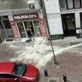 Deo fasade se sručio na trotoar: Incident u Kosovskoj ulici u Beogradu (foto, video)