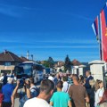 (Video): Na putu postavljene fotografije stradalih Srba: Veliki broj građana Srbije doputovao u Bratunac na pomen srpskim…