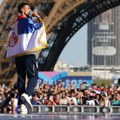 Kakva scena! Nole zapalio Pariz! Novak ispred Ajfelovog tornja ogrnuo srpsku zastavu i "prošetao" zlato, pa održao emotivan…