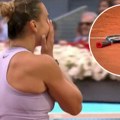 Arina, ne može da se igra tenis bez reketa: Uhvatila se za glavu, pa pokazala celom svetu da je najbolja