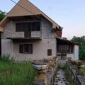 Kuća u okolini Obrenovca od 150 kvadrata i garažom: Struja, grejanje, garaža i bez vlage - Idealna za porodičan život