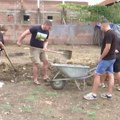 Šta sve mogu složne komšije? Vlasotinčani zasukali rukave i sami napravili letinjikovac i košarkaške terene, a u toku je…