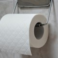 Svaka srpska domaćica mora ovo da zna Jeftin trik sa rolnom toalet papira u kuhinji potpuno menja pravila!