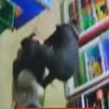 Драма у драгстору у Нишу, на шок снимку и градоначелник! Нападач виче "упуцаћу те", а први човек Ниша ради ово