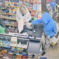 Uleteo u prodavnicu, pa usmerio pušku u prodavačicu: Užas u Apatinu, muškarac opljačkao radnju (foto)