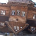 „Uđite” u kuću u kojoj ništa nije tamo gde bi trebalo da bude: Doslovno stoji na krovu i glavna je atrakcija severa Poljske…