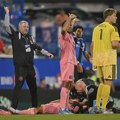 VIDEO Horor scene: Mesijev saigrač bez svesti iznet sa terena, svi na stadionu gledali u neverici