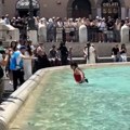 Turistkinja zaplivala u Fontani di Trevi: Policija odmah reagovala, evo kakva je kazna čeka (video)