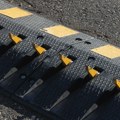 Novina na ulicama Beograda: Ispred parkinga kod Skupštine Srbije postavljen ležeći policajac sa šiljcima