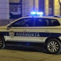 Automobil izleteo sa kolovoza u centru Kraljeva, udario u majku sa dvoje dece