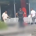Nađeno telo muškarca ispred tržnog centra u Sarajevu! Sumnja se da je pao sa zgrade (video)