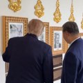 Si prasnuo u smeh kad mu je Tramp pokazao bajdenov "portret" Širi se snimak iz Bele kuće: "Nikad ga nisam video da se tako…