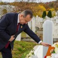 "Uz njegovu pesmu sam se probudio iz kome": Ivica Dačić objavio slike sa Halidovog groba na godišnjicu smrti