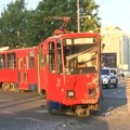 FOTO: Tramvaj iskočio iz šina nakon sudara sa autobusom u Beogradu, desetoro povređenih