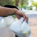 Sramno ponašanje na prometnoj beogradskoj ulici: Sve smeće izbacio kroz prozor automobila