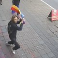 Još jedan napad na Prajd info centar: Mladić strgao zastavu duginih boja sa ulaza i pobegao (video)