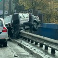 Automobil završio na bankini posle nezgode: Udes na Plavom mostu
