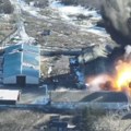 Гори украјинско складиште муниције! Руска војска погодила у Харкову (видео)