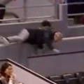 Neverovatna scena na teniskom meču: Navijač pao sa tribina dok je jurio lopticu